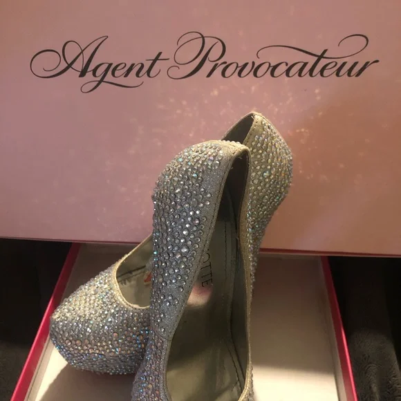 PROM SHOES!!! Beautiful daffodil Red bottoms, Size 6! - Picture 4 of 14